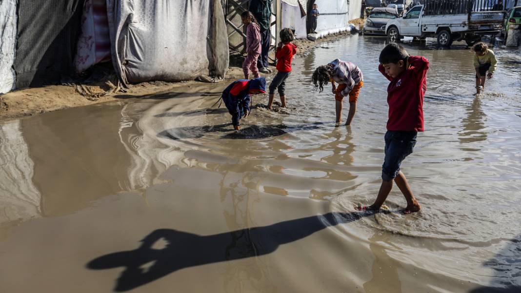 Gazze’de üç günlük yağış, Filistinlilerin çadırlarını su altında bıraktı 2